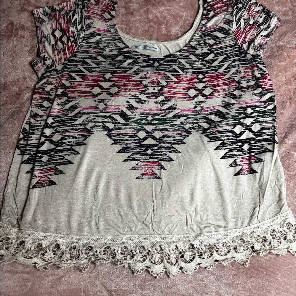 Chic Patterned Blouse with Lace Hem
